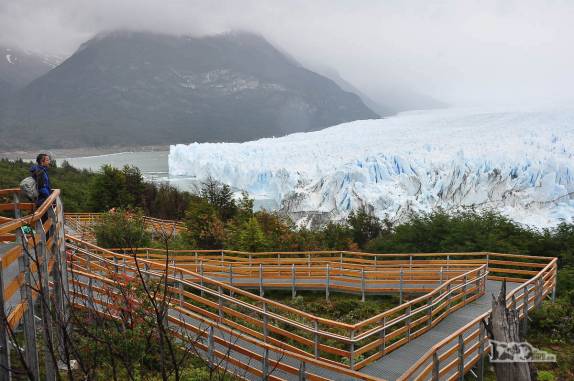 Admirando o glaciar Perito Moreno, no parque Nacional Los Glaciares, região de El Calafate, no sul da Argentina
